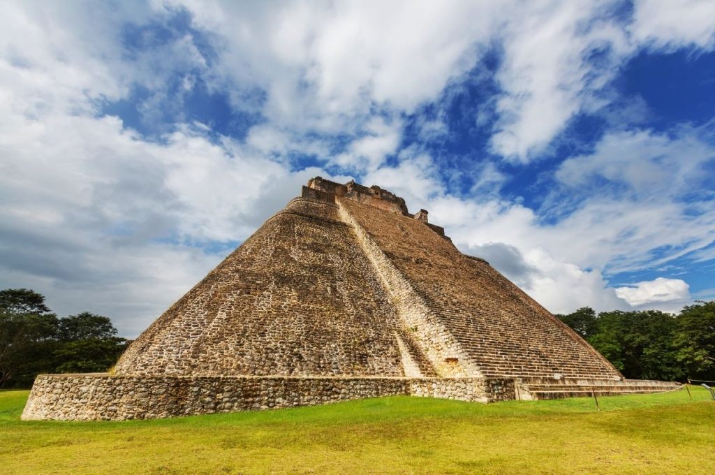 Pirámide del Adivino en la zona arqueológica de Uxmal, Yucatán